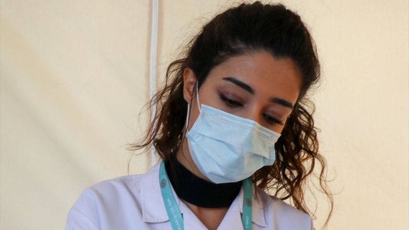 İki büyük deprem yaşayan doktor, İzmir'deki çadır kentte çocuklara şifa dağıtıyor