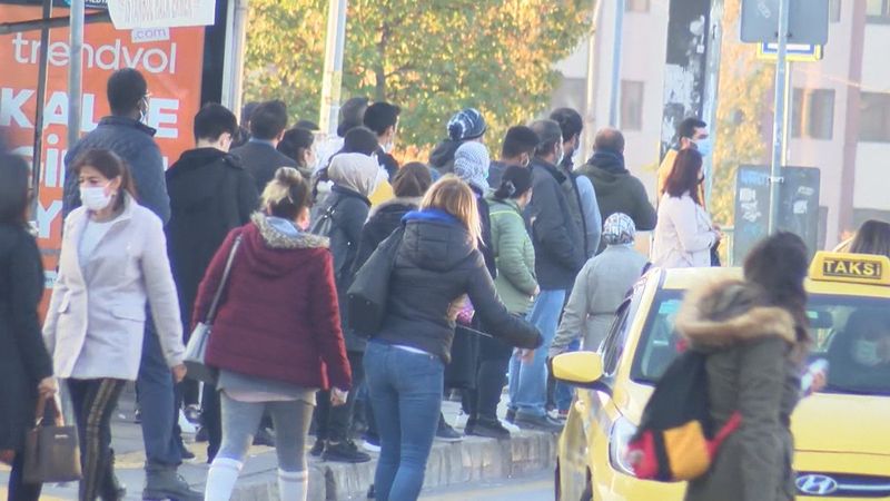 İstanbul'dan sosyal mesafesiz toplu taşıma manzaraları