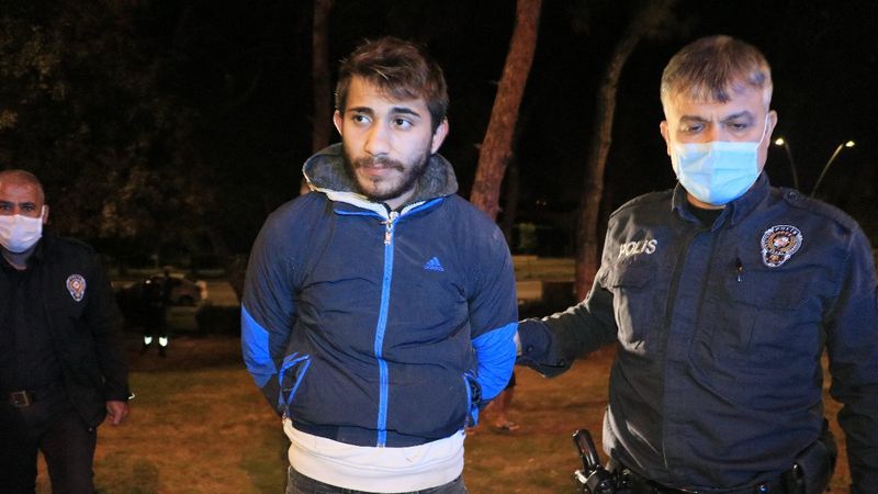 Adana'da maske takmayan iki kişi polise saldırdı