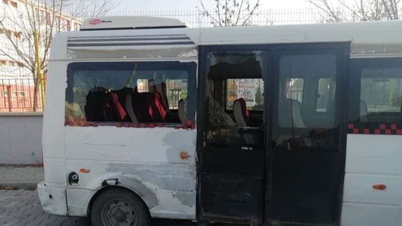 Eskişehir'de park halindeki minibüsü ezen tır, yoluna devam etti