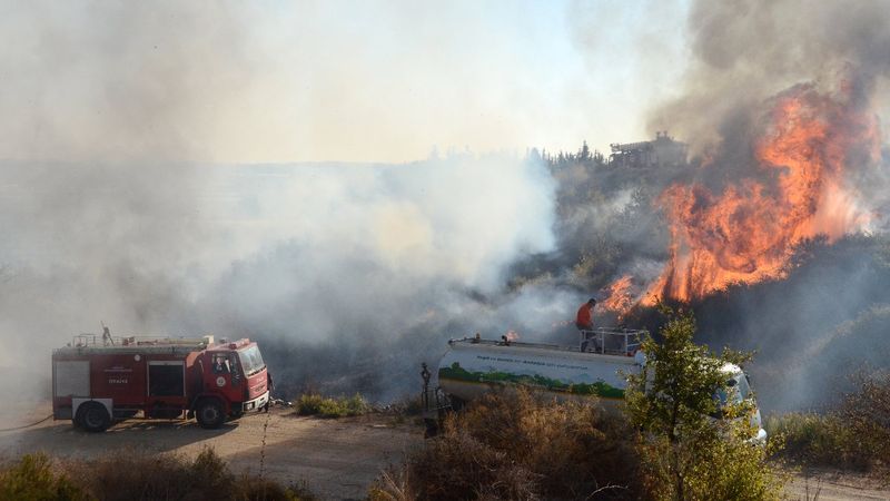 Antalya'da makilik alanda yangın: 5 dekar alan küle döndü