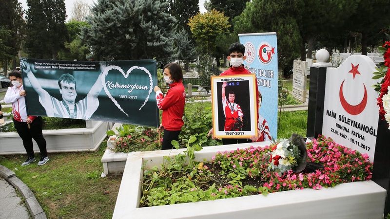 Naim Süleymanoğlu kabri başında anıldı
