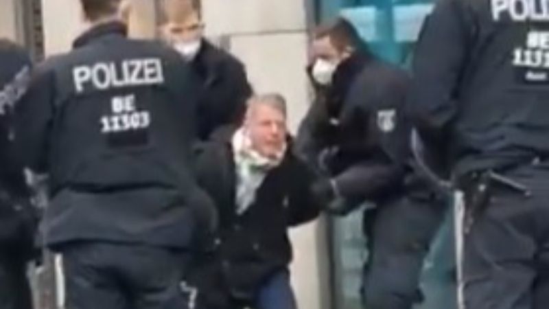 Alman polisi, milletvekiline ters kelepçe taktı