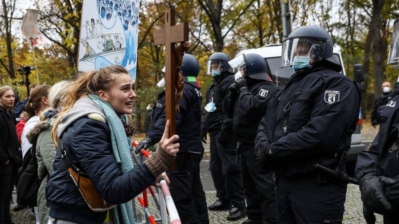 Almanya'da koronavirüs kısıtlamaları protesto edildi