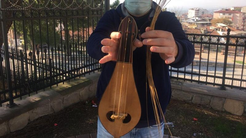 İzmit'te bağırsaktan enstrüman teli yapıyor