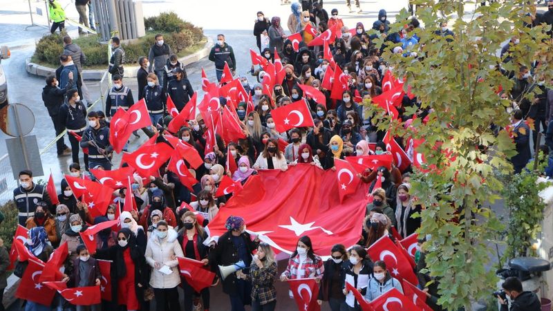 Hakkarililer, Diyarbakır Anneleri'ne destek yürüyüşü düzenledi