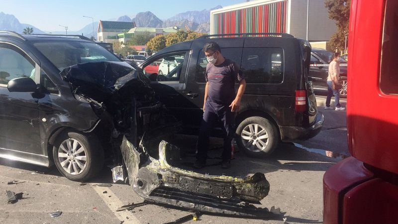 Antalya'da ehliyetine el konulan sürücü, zincirleme kazaya sebep oldu