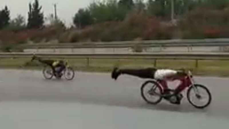 Hatay'da motosikletlerin üzerine yatarak yarıştılar