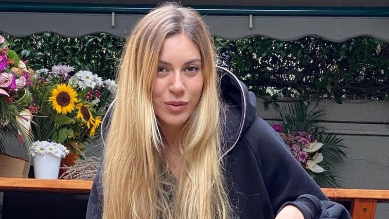 Sinem Kobal emzirme dersi alıyor