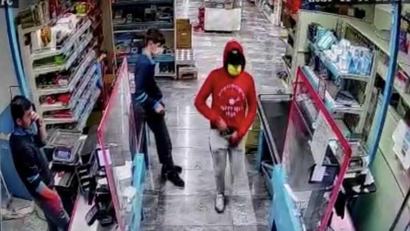 Esenyurt'ta marketlere, silahlı soyguncular girdi