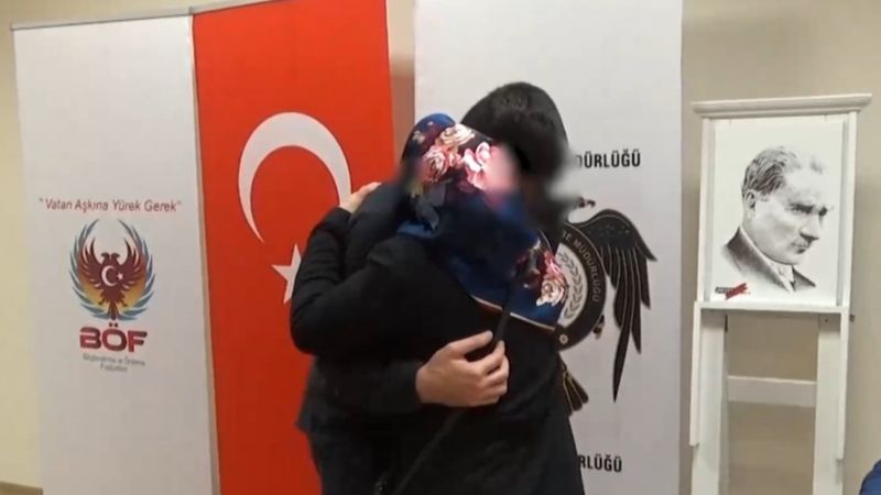 Muş'ta, ikna çalışmalarıyla teslim olan terörist ailesiyle buluştu
