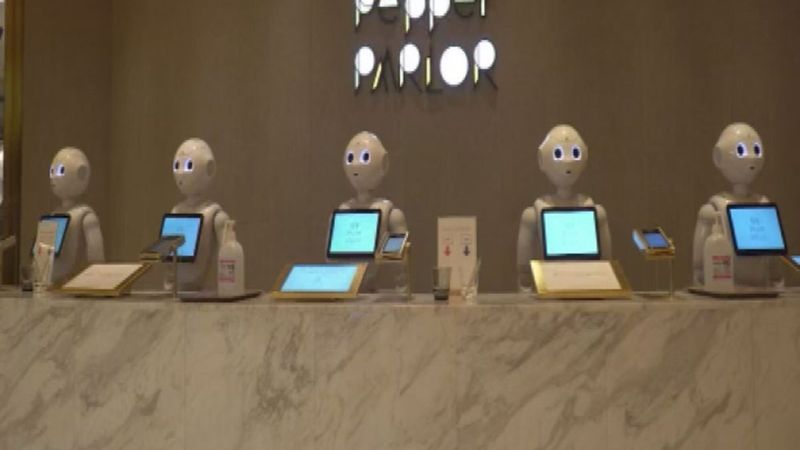 Japonya'da robot garsonlar göreve başladı