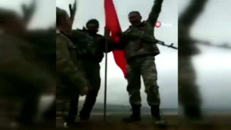 Karabağ'da Azerbaycan askerleri Türk bayrağı dikti