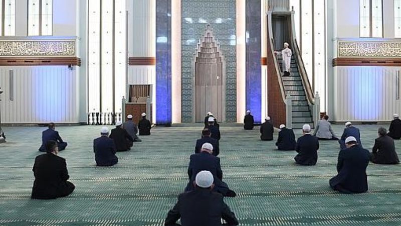 20 yaş altı ve 65 yaş üstü sınırlamasına cuma namazı düzenlemesi
