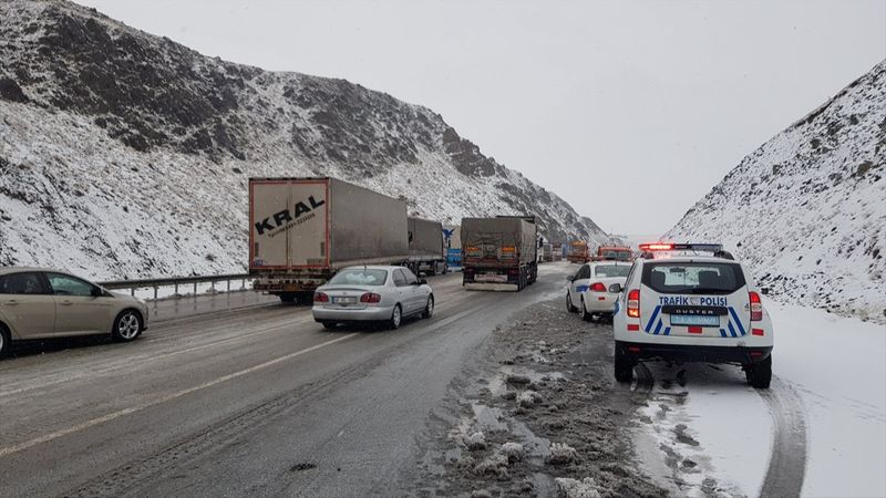 Erzincan-Sivas kara yolunda ulaşıma kar ve sis engeli