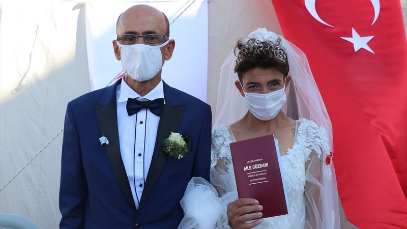 İzmir'de depremzede çift, çadır kentte evlendi