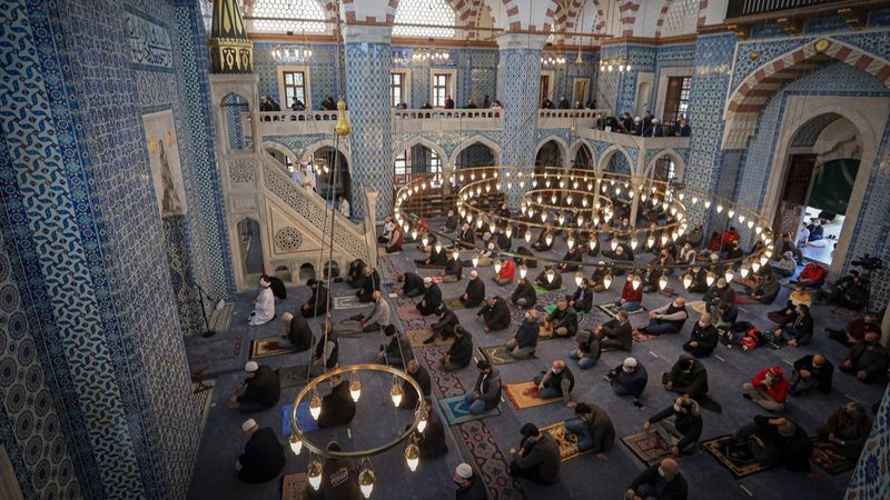 Restorasyonu tamamlanan Rüstem Paşa Camisi, ibadete açıldı