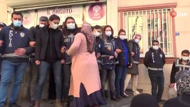 Diyarbakır'da bir HDP'li, evlat nöbeti tutan annenin yüzüne tükürdü