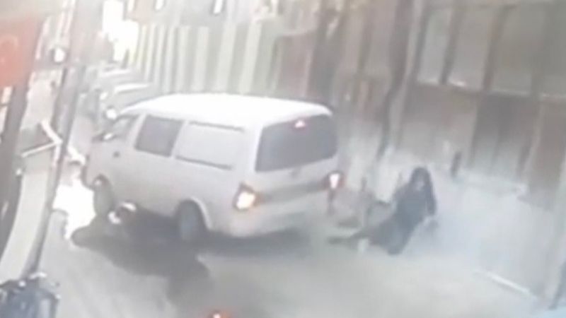 Bursa'da geri manevra yapan minibüs adama çarptı