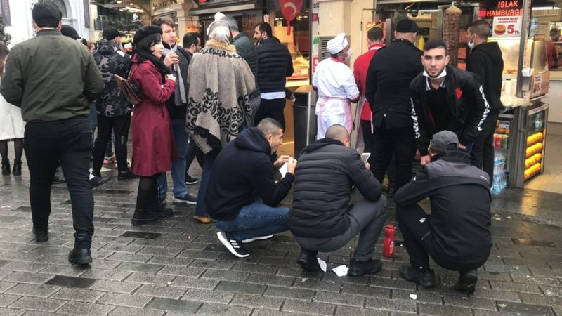 Taksim'de gel-al servisi, restoranların önünü doldurdu