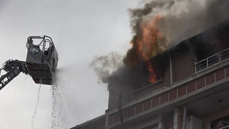 Sultangazi'de virüsü unutan vatandaş, yangın seyretmek için toplandı