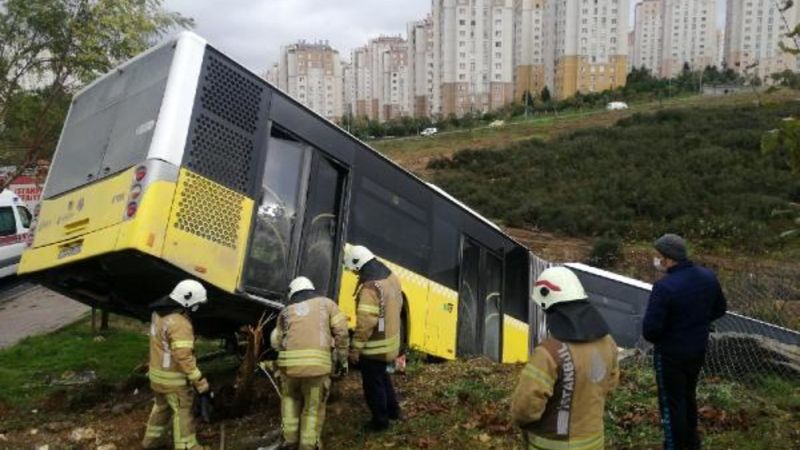 Kayaşehir'de yoldan çıkan İETT otobüsü yol kenarındaki boş araziye uçtu