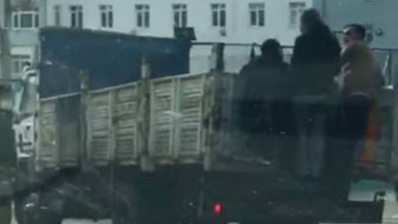 Tekirdağ'da kamyonet kasasında asılı yolculuk kamerada