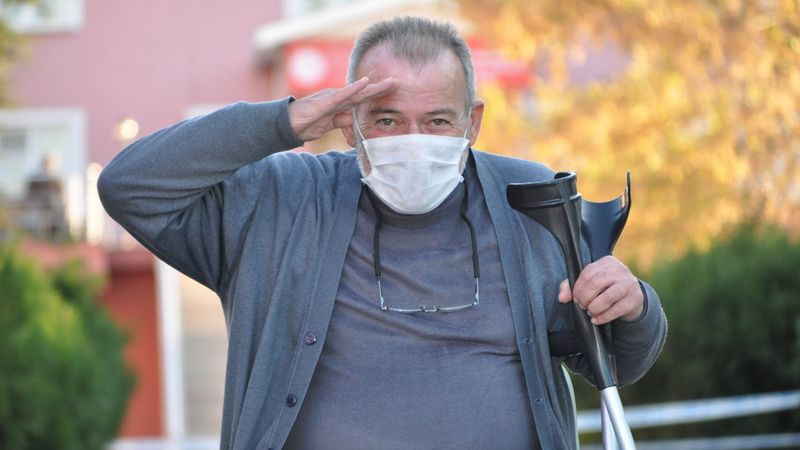 Ordu'da emekli kaptan Ahmet Bebek, kaptanlığını yaptığı gemiyi her seferinde selamlıyor