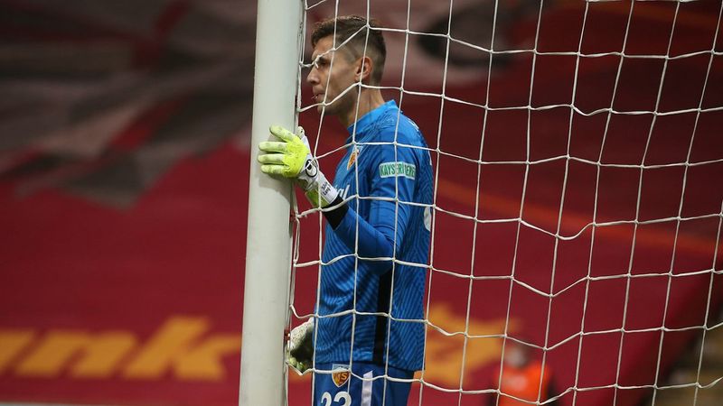 Sakatlanan Lung gözyaşlarına hakim olamadı