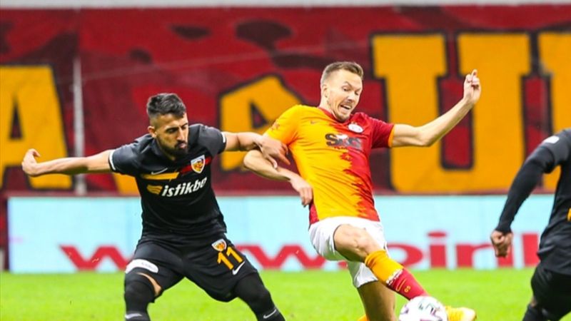 Muğdat kırmızı kart görüp penaltı yaptırdı sosyal medya karıştı