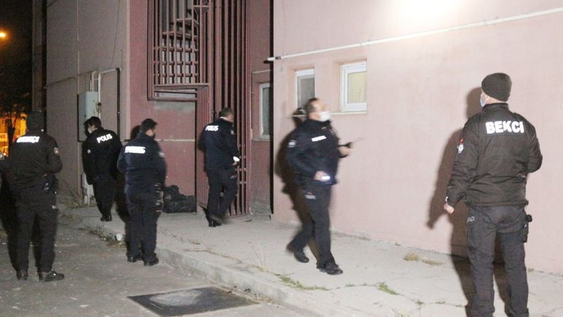 Aksaray'da bekçiler tuvalet penceresinden girip hırsız aradı