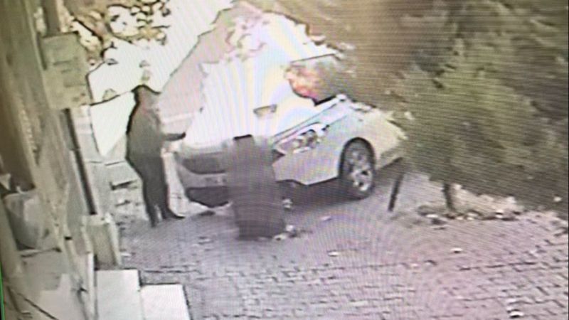 Esenyurt'ta park halindeki aracın kundaklanma anı