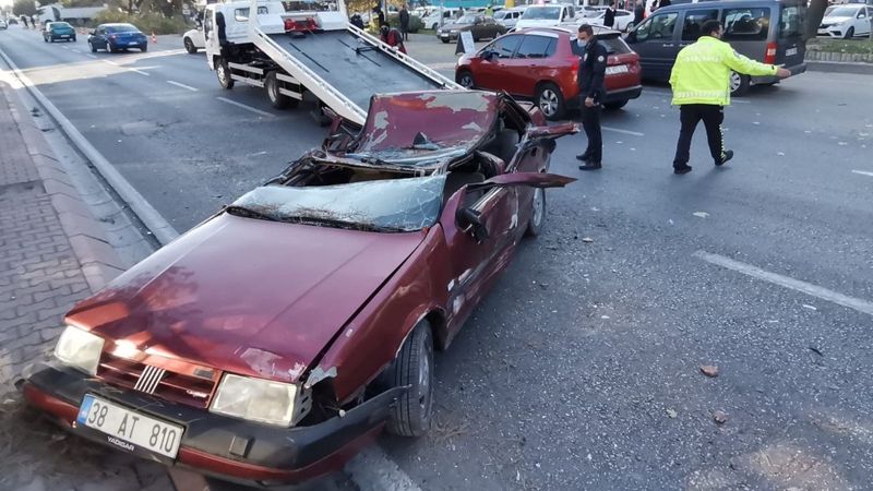 Kayseri'de takla atan otomobil karton gibi ezildi
