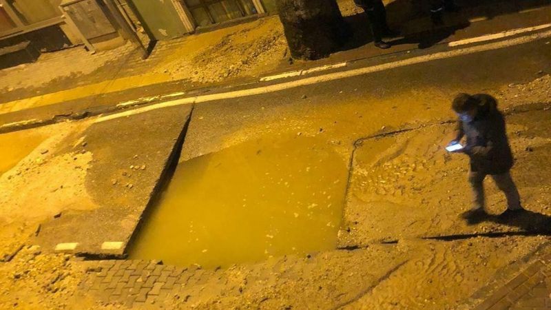 Bursa'da su borusu patlayınca yol çöktü