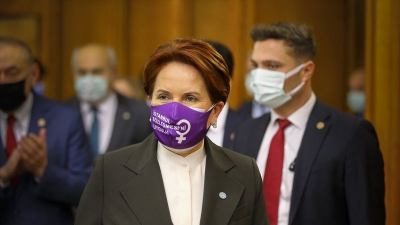 Meral Akşener ve Pervin Buldan, grup toplantılarına aynı maskeyle geldi