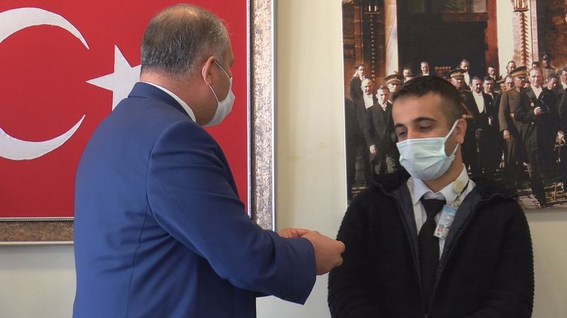 300 bin Euro'yu sahibine ulaştıran taksi şoförüne çeyrek altın