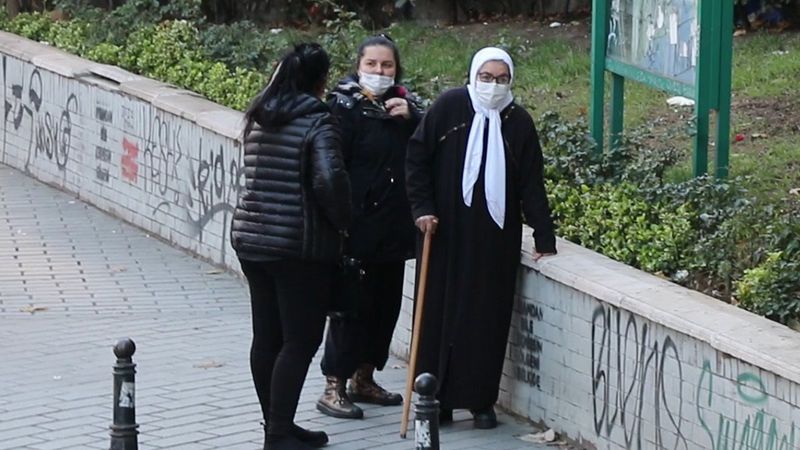 Karaköy'de 'yolda kaldık' oyunuyla para dilendiler