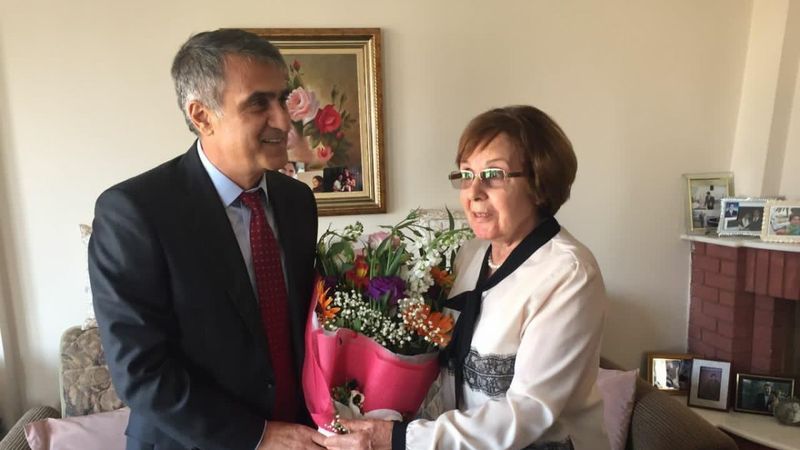 Şenol Güneş, ilkokul öğretmenini ziyaret etti