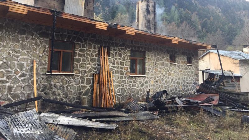 Yusufeli'nin Barhal köyünde korkutan yangın