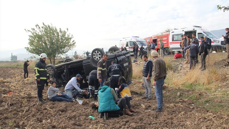 Hatay'da cenazeye giden araç devrildi