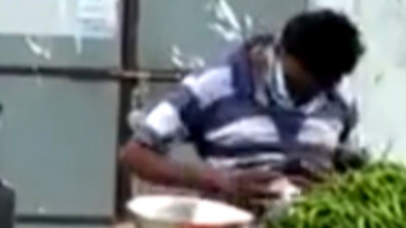 Hindistan'da sebzeleri göbeğiyle silen satıcı