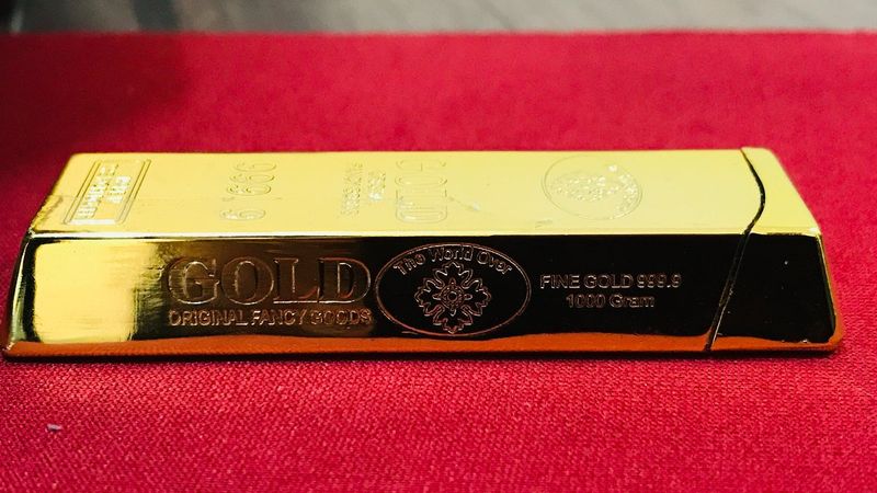 Mersin'de sarı renkli çakmak, külçe altın diye satıldı