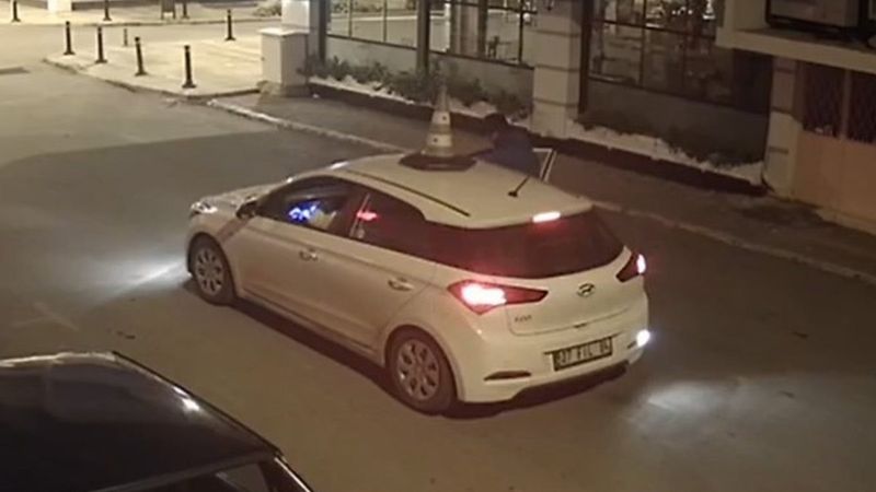 Antalya'da çaldığı dubayı aracının üstüne koydu