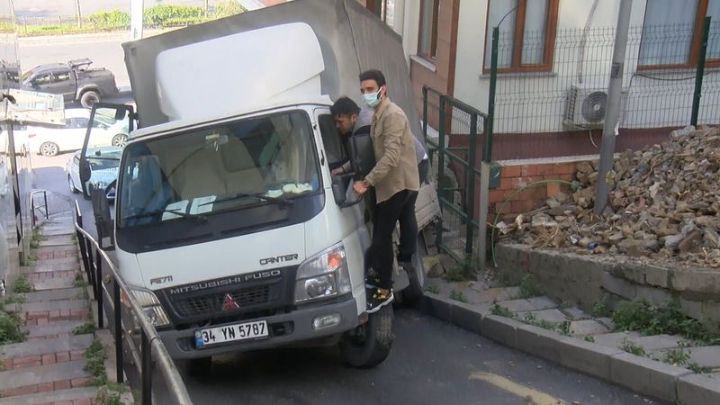 Şişli'de yokuştan kayarak kaldırıma çıkan kamyoneti kurtarma anı kamerada