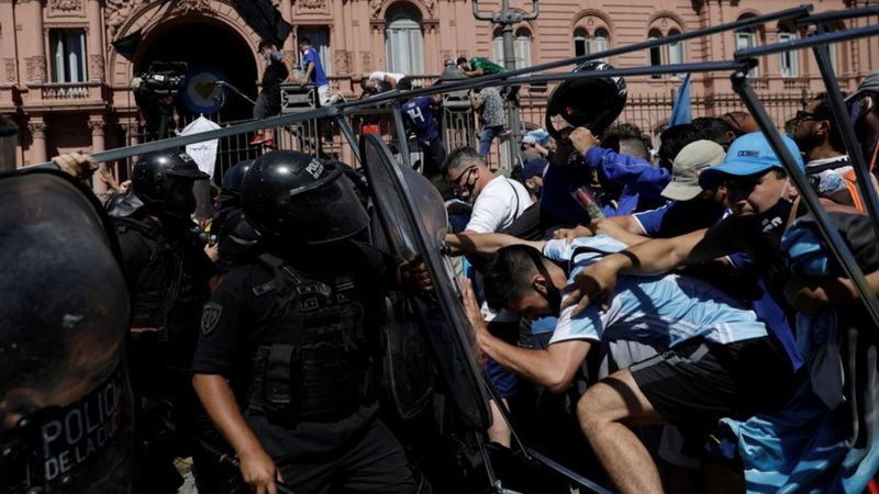 Maradona'nın cenaze töreninde arbede yaşandı