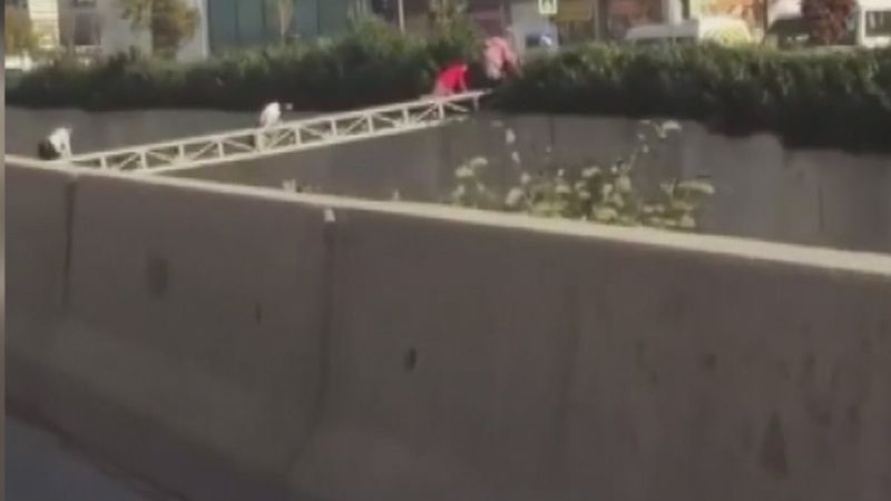 İstanbul'da elektrik kablolarının bulunduğu köprüden emekleyerek geçtiler