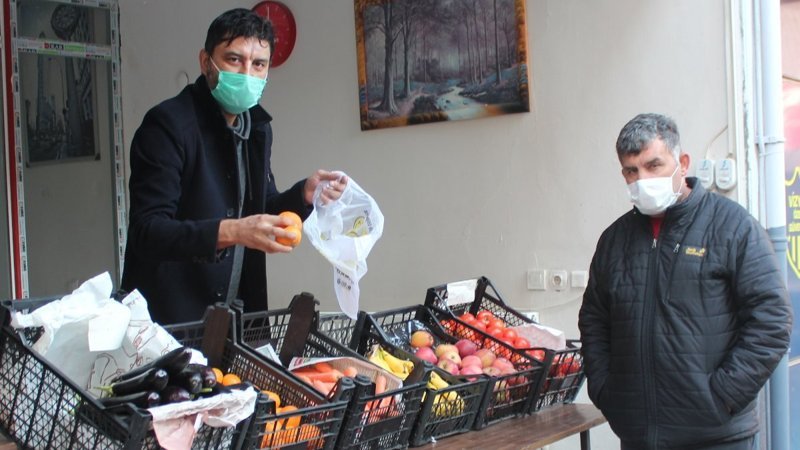 Manisa'da kahvehaneciler, dükkan önünde tezgah açtı