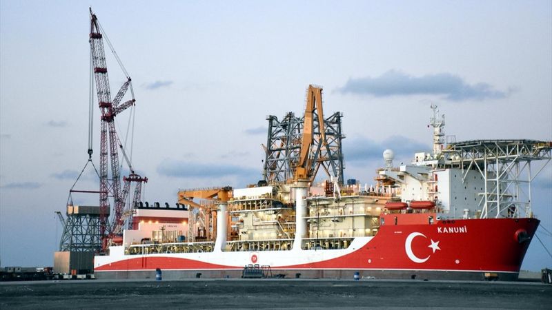 Kanuni sondaj gemisinde kule montajı başladı