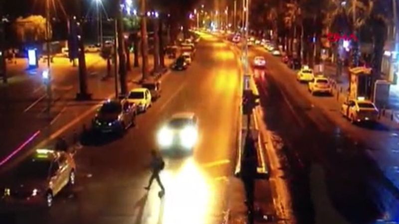 İzmir'de kırmızı ışıkta geçen yayaya çarpan sürücü kusursuz bulundu