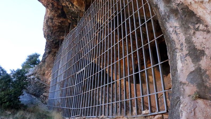 Adıyaman'da tarihi mağara, definecilerden demir kapıyla korunuyor